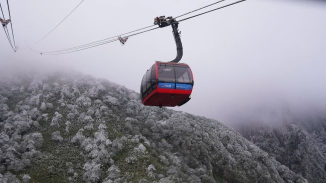 Rét đậm rét hại cuối tuần này- du khách đổ lên Fansipan săn băng tuyết