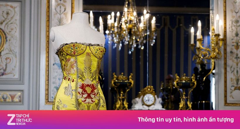 Lần đầu haute couture được trưng bày ở bảo tàng Louvre