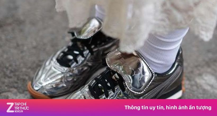 Sneaker đế cao lỗi thời, màu kim loại vẫn được yêu thích