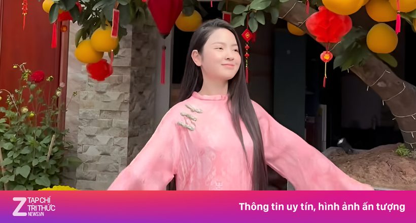 Vợ Quang Hải diện áo dài, bà xã Duy Mạnh khoe túi hiệu đón giao thừa