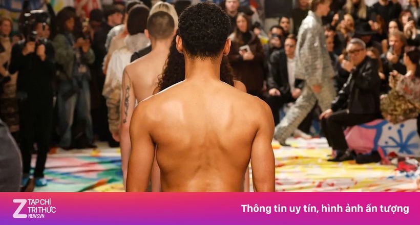 Màn catwalk táo bạo của dàn người mẫu lộ nửa vòng 3