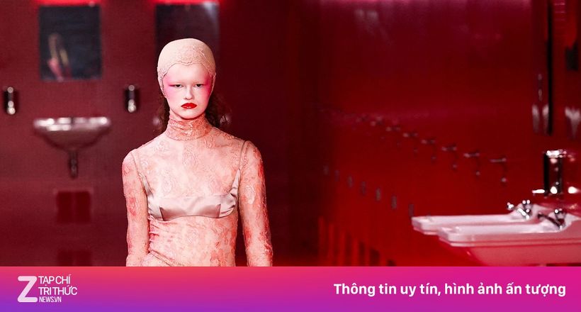 Hãng xa xỉ mang nhà vệ sinh công cộng lên sàn runway