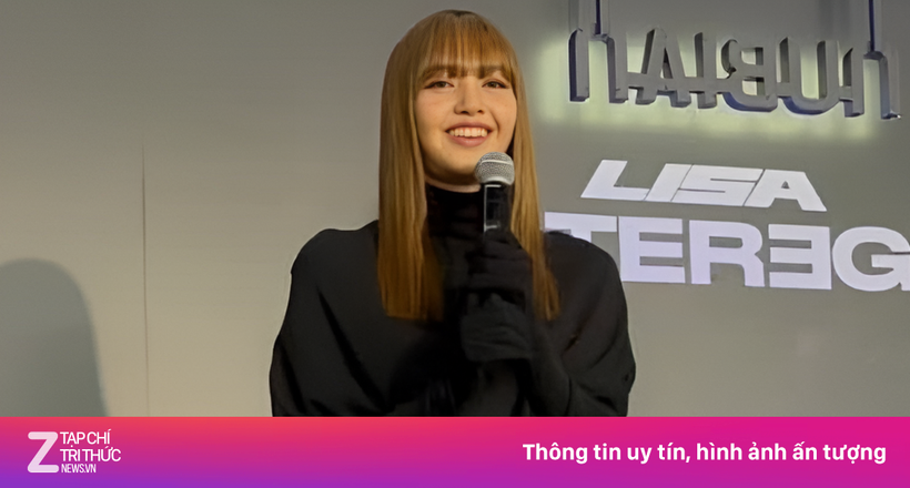 Chiếc áo 'kín trước hở sau' gây phản cảm của Lisa