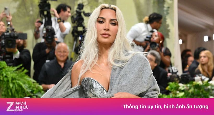 Hình ảnh đáng sợ của Kim Kardashian sau khi mặc áo nịt ngực bó sát