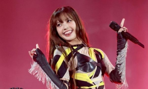 Chiếc quần cắt xẻ khiến Lisa bị chỉ trích