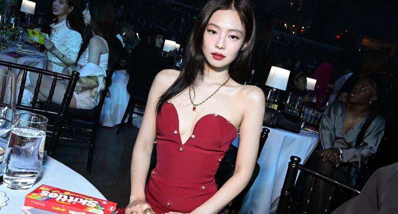 Chiếc váy 'cứu' Jennie khỏi loạt ồn ào mặc hớ hênh