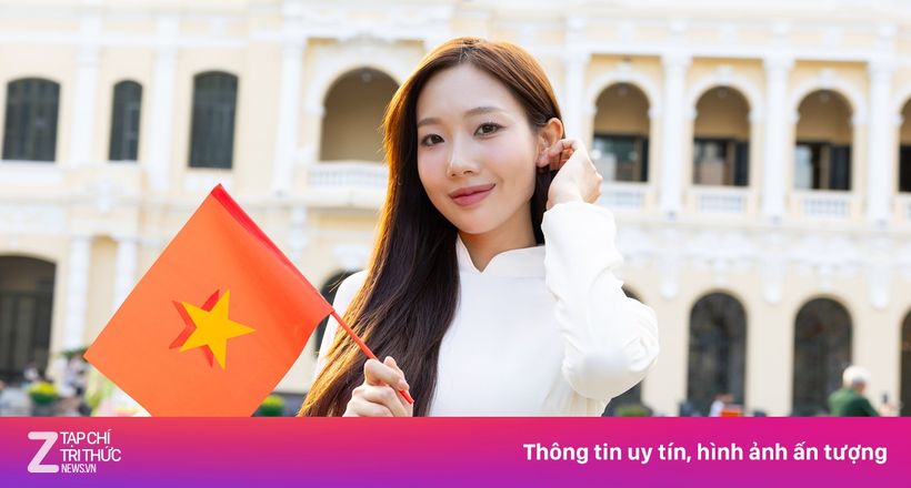 Áo dài, 'áo yêu nước' phủ kín đường phố TP.HCM dịp 30/4