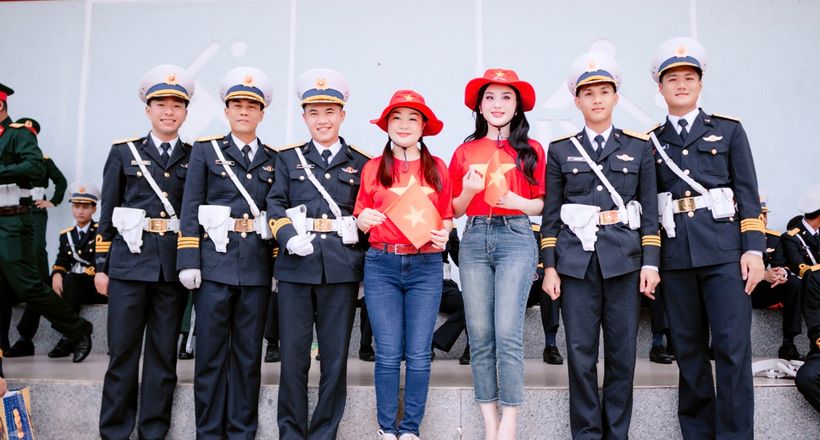 Hoa hậu Hoàng Thanh Nga hào hứng tham gia tiếp sức lực lượng luyện tập diễu binh, diễu hành