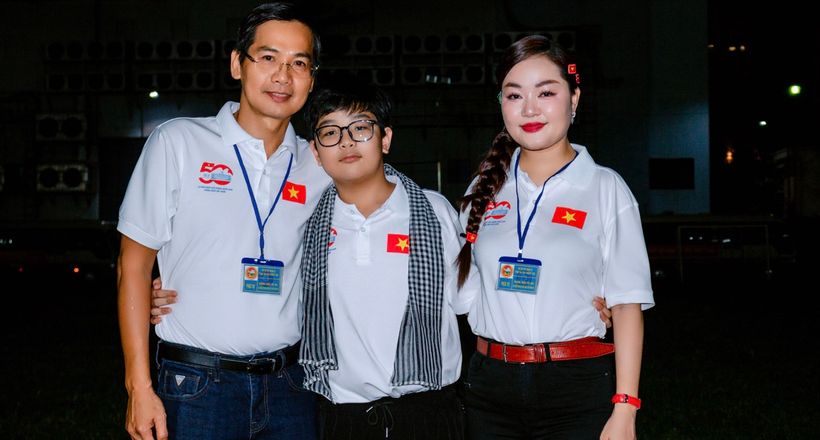 Gia đình Hoa hậu Hoàng Thanh Nga tham gia tiếp sức cho cán bộ, chiến sĩ diễu binh, diễu hành