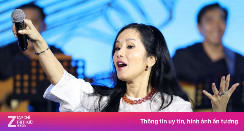 Khán giả đội mưa nghe Hồng Nhung hát tưởng nhớ Trịnh Công Sơn