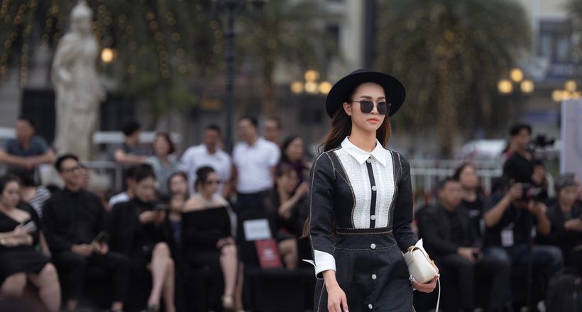 Nguyễn Cao Minh Anh catwalk cầu thang “xịn” hơn siêu mẫu