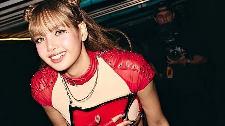 Chuỗi váy áo hở bạo gây tranh cãi của Lisa