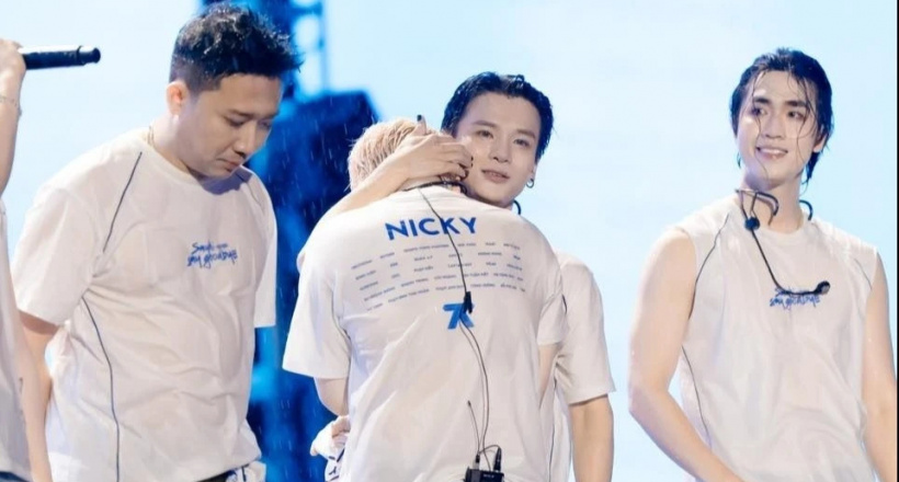 Dương Domic quỳ lạy và tiếc nuối ở concert cuối của Anh trai 'say hi'