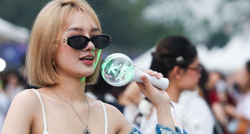 Hàng nghìn người đổ về SVĐ Mỹ Đình xem concert cuối Anh trai say hi