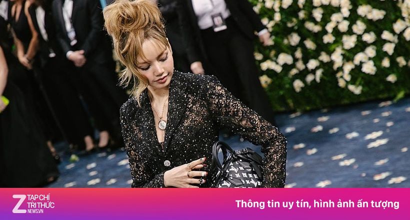 Quần tam giác in mặt người của Lisa gây tranh cãi