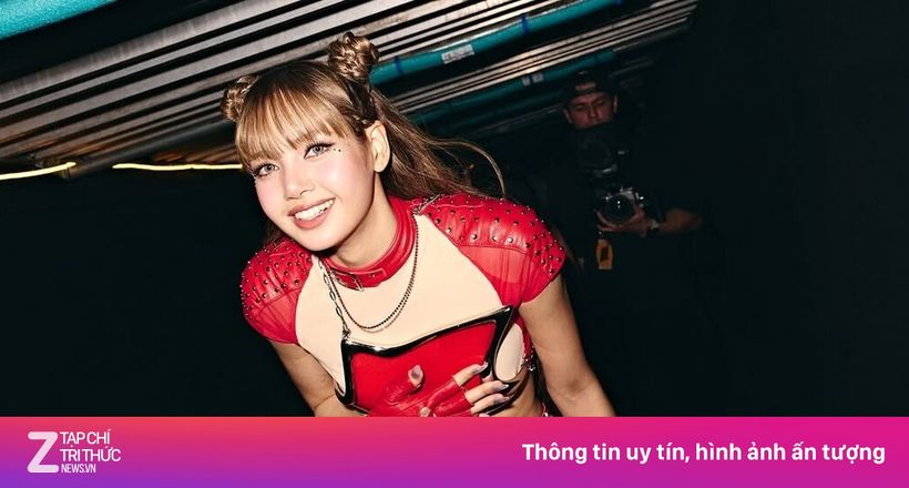 Chuỗi váy áo hở bạo gây tranh cãi của Lisa