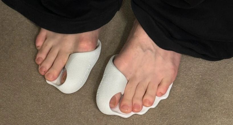 Sneaker hở 4 ngón chân giá 14 triệu đồng gây tranh cãi