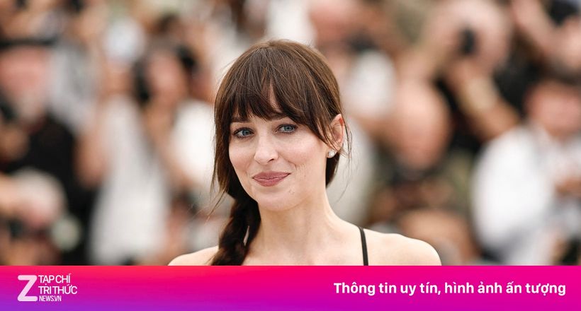 Váy khỏa thân đổ bộ thảm đỏ bất chấp lệnh cấm