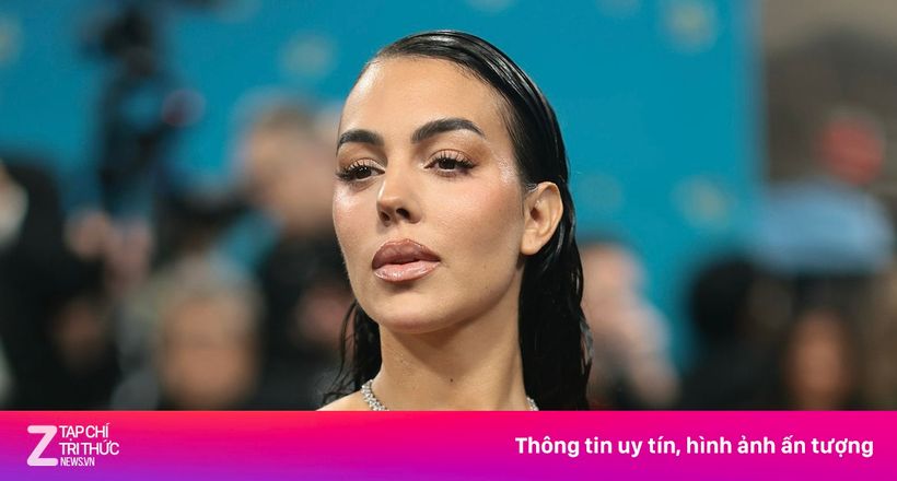 Kim cương đắt đỏ trên cổ bạn gái Ronaldo