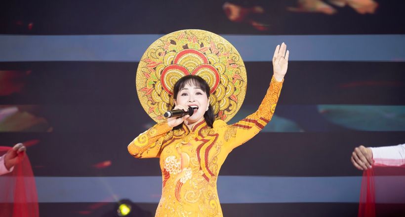 Trang Nhung duyên dáng áo dài hội ngộ dàn nghệ sĩ tại chương trình Vesak Rạng Ngời