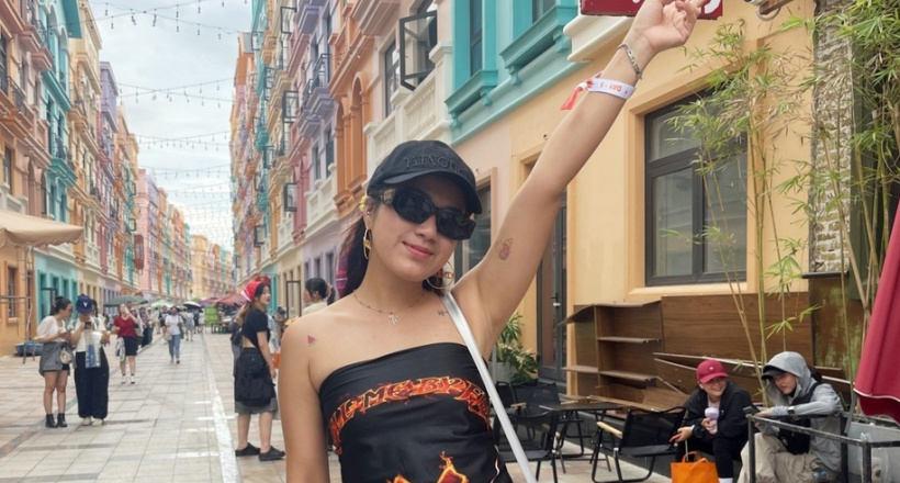 Chi 10 triệu đồng, xếp hàng dưới nắng để gặp anh trai chông gai