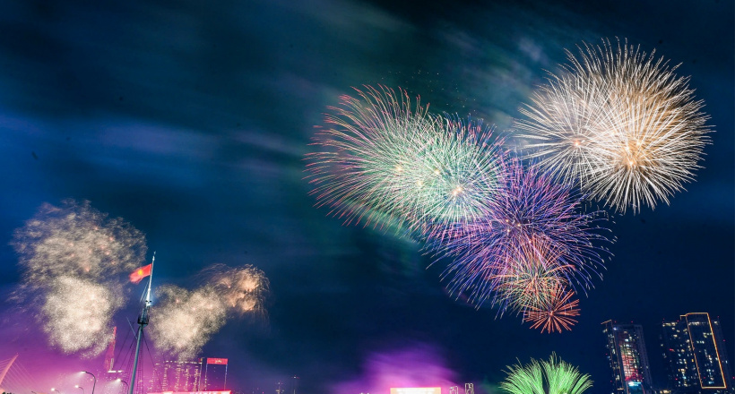 Đêm 30/4, bầu trời TPHCM rực sáng bởi 30 điểm bắn pháo hoa
