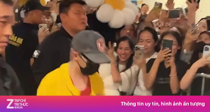 G-Dragon được fan vây kín ở sân bay Nội Bài