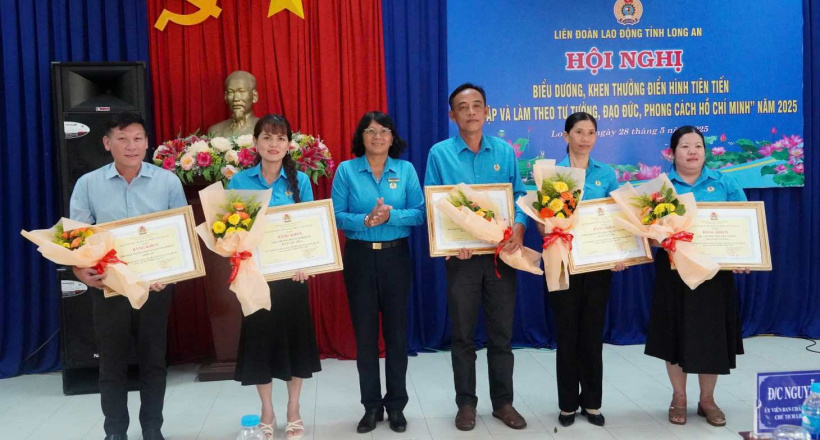 Long An: Khen thưởng 34 tập thể, cá nhân tiêu biểu trong phong trào học tập và làm theo lời Bác