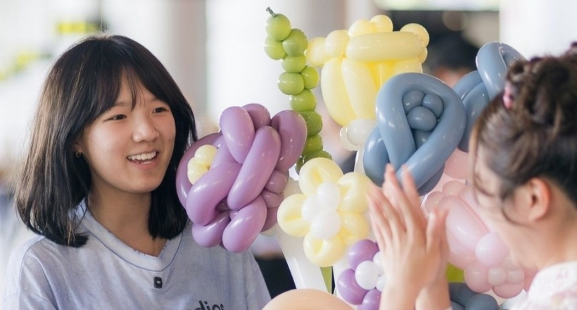 Phương Mỹ Chi đưa Khả Lâu đi ăn bún đậu, bánh mì ở TP.HCM