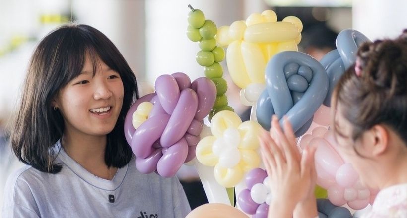 Phương Mỹ Chi đưa Khả Lâu đi ăn bún đậu, bánh mì ở TP.HCM