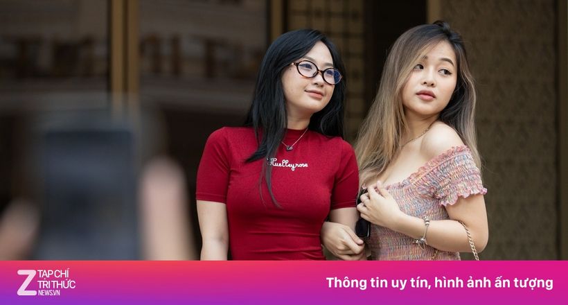 Người trẻ TP.HCM chi hàng chục triệu đồng cho túi Dior, Longchamp nhái