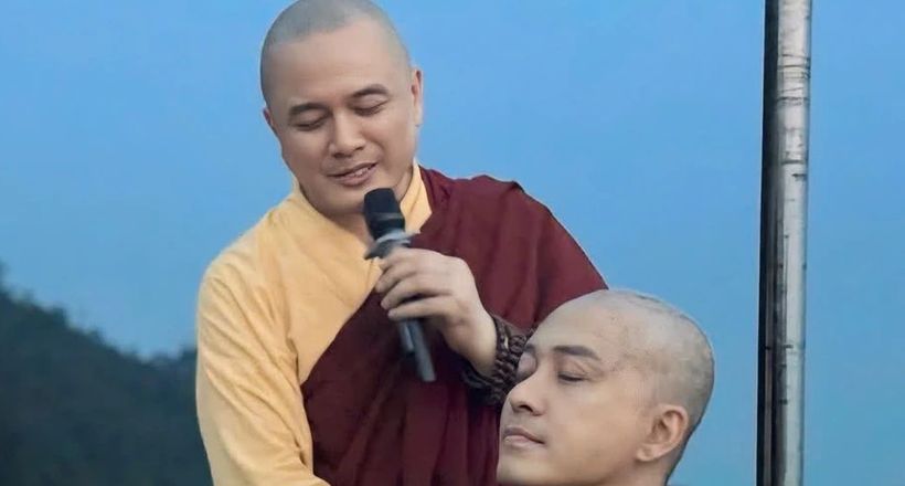 Tuấn Hưng cạo trọc đầu