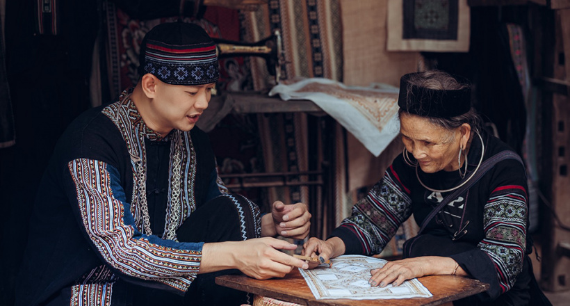 Siêu mẫu Hồ Đức Vĩnh khám phá nghề dệt lanh truyền thống của người H’Mông