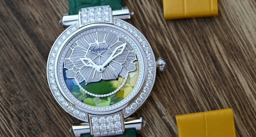 Đồng hồ chỉ xoay 1 vòng duy nhất suốt cả năm