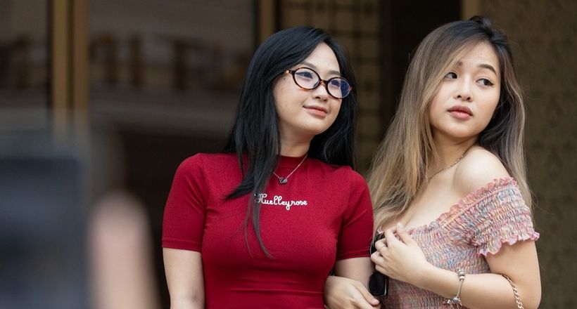 Người trẻ TP.HCM chi hàng chục triệu đồng cho túi Dior, Longchamp nhái
