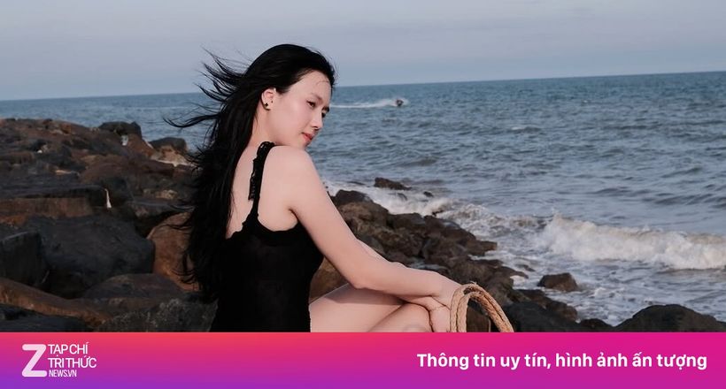 Vợ Thành Chung, Văn Hậu khoe dáng với bikini