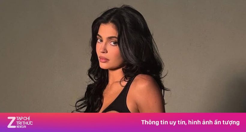 Bạn gái Timothée Chalamet lăng xê áo ngực 'tấn công'