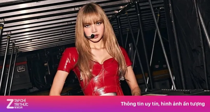 Lisa theo mốt không quần với Ferrari