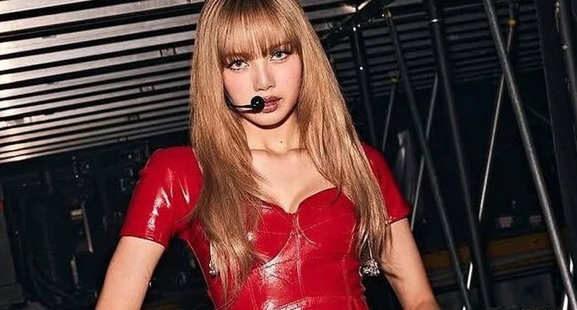 Lisa theo mốt không quần với Ferrari
