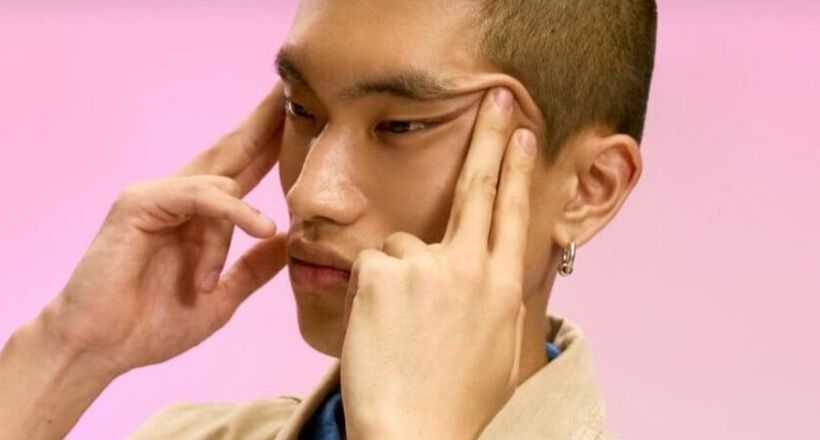 Hãng đồng hồ Thụy Sĩ xin lỗi vì quảng cáo 'mắt xếch'