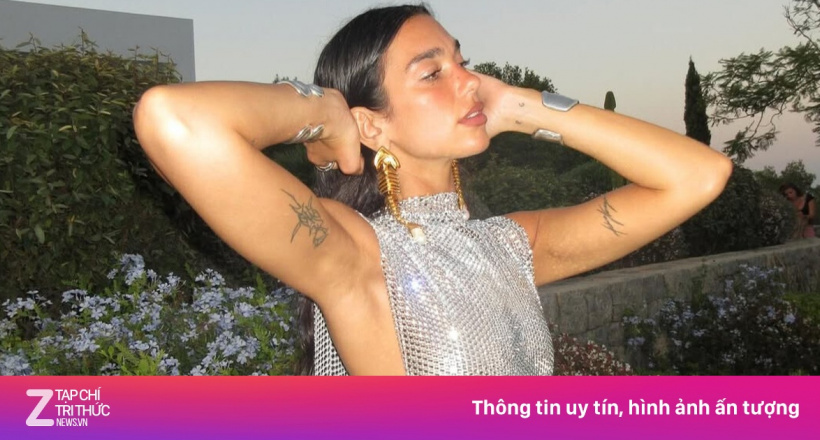 Váy xẻ mạn sườn ngày càng táo bạo