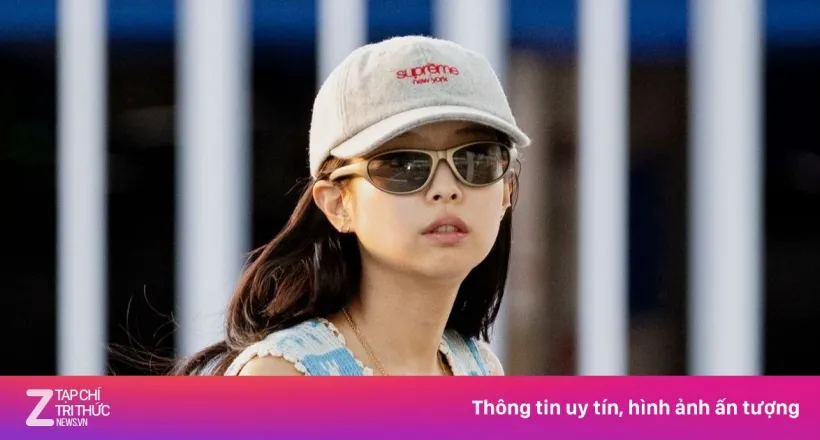 Jennie cũng diện 'bao cao su ngón chân'