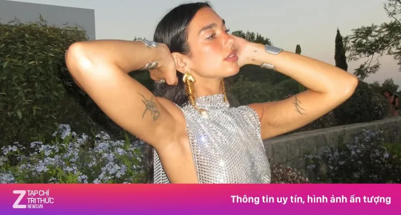 Váy xẻ mạn sườn ngày càng táo bạo