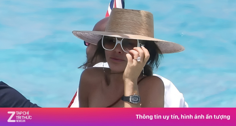 Jeff Bezos tặng vợ đồng hồ nạm kim cương