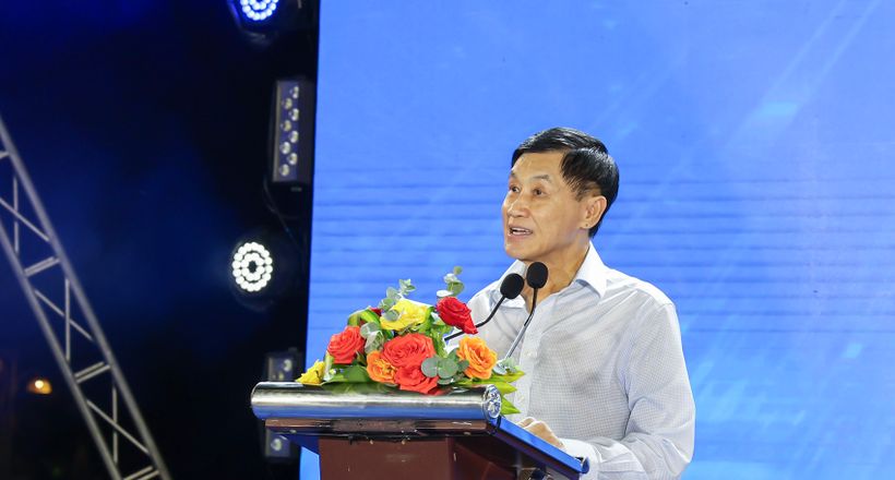 Ông Johnathan Hạnh Nguyễn đồng hành cùng 1.050 học sinh khó khăn Khánh Hòa