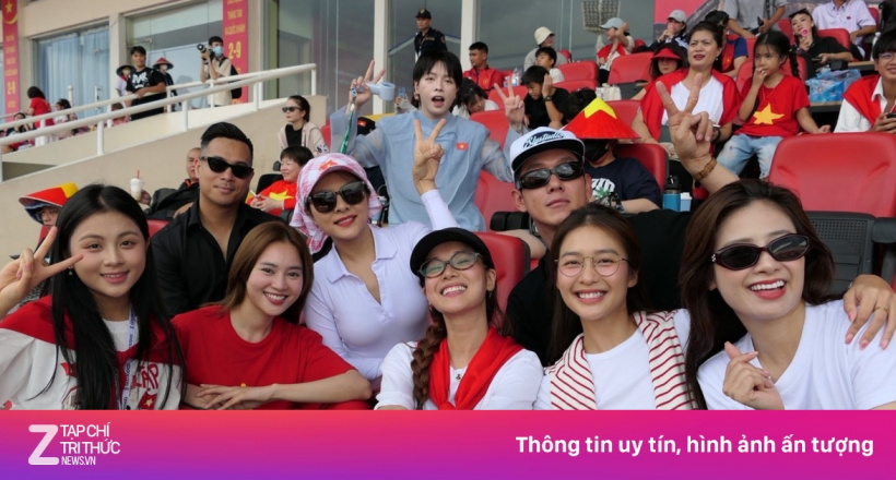 Ninh Dương Lan Ngọc và các nghệ sĩ tập luyện bất chấp nắng mưa