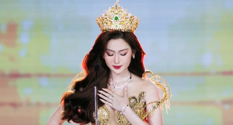 Hoa hậu Quế Anh mặc váy Nguyễn Minh Tuấn trao vương miện Miss Grand