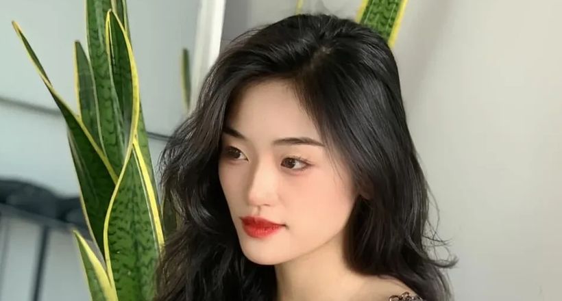 Hoa hậu Yến Nhi nói về hình ảnh 'sành điệu' dù mẹ bán vé số