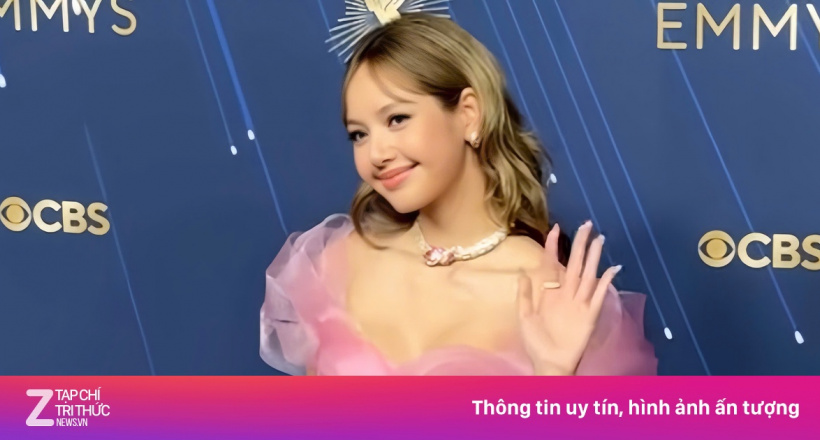 Lisa gây bão toàn cầu khi diện đầm 'hồng cánh sen'