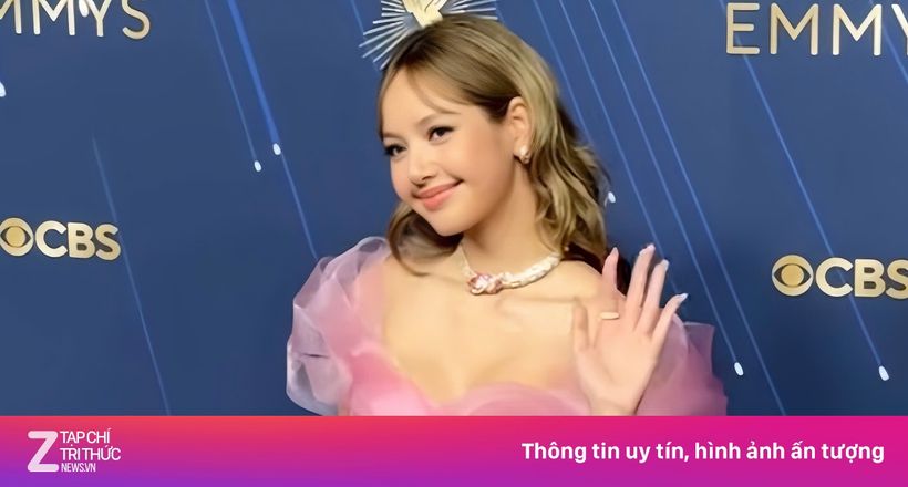 Lisa gây bão toàn cầu khi diện đầm 'hồng cánh sen'